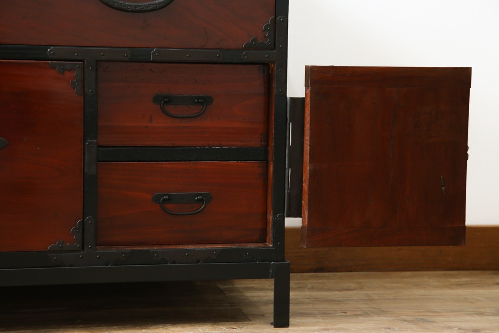 和製アンティーク　前面ケヤキ材　和モダンなアイアンスタンド付き相馬箪笥　(R-056771)