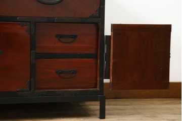 和製アンティーク　前面ケヤキ材　和モダンなアイアンスタンド付き相馬箪笥　(R-056771)