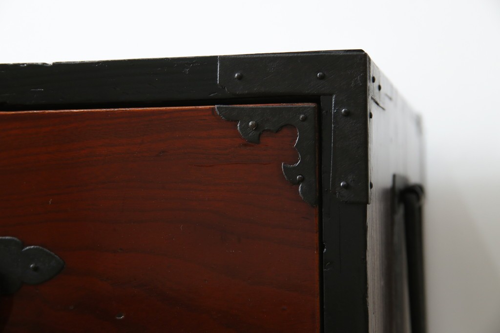 和製アンティーク　前面ケヤキ材　和モダンなアイアンスタンド付き相馬箪笥　(R-056771)