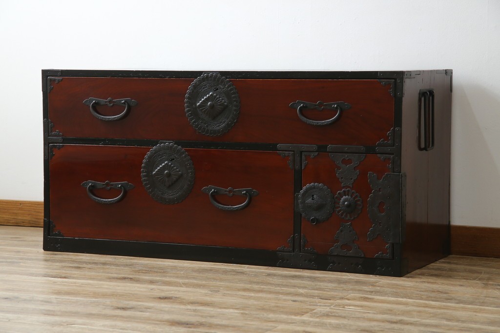 和製アンティーク　前面ケヤキ材　和モダンなアイアンスタンド付き相馬箪笥　(R-056771)