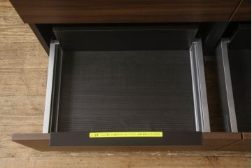 展示品　中古　美品　AC アヤノ(AC AYANO/綾野製作所)　ウォールナット材　モダンなキッチンキャビネット(カウンターテーブル、収納棚、食器棚、チェスト)(定価約40万円)(R-056792)