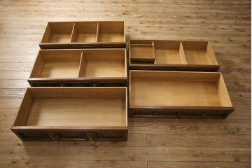 中古　美品　DREXEL HERITAGE(ドレクセルヘリテイジ)　ESPERANTO(エスペラント)　凝った装飾が目を引くアンティーク調チェスト(引き出し)(R-056793)