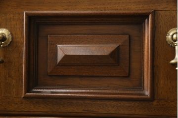 中古　美品　DREXEL HERITAGE(ドレクセルヘリテイジ)　ESPERANTO(エスペラント)　凝った装飾が目を引くアンティーク調チェスト(引き出し)(R-056793)