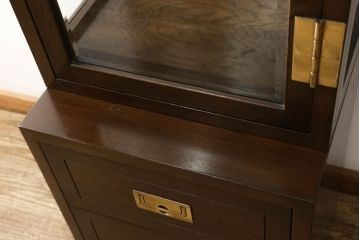中古　カリモク家具(karimoku)　domani(ドマーニ)　Morganton(モーガントン)　スリムで背の高いガラスキャビネット(定価約30万円)(ガラスケース、飾り棚、陳列棚)(R-056797)