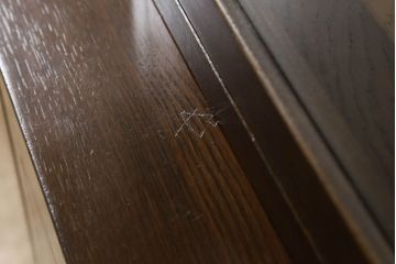 中古　カリモク家具(karimoku)　domani(ドマーニ)　Morganton(モーガントン)　スリムで背の高いガラスキャビネット(定価約30万円)(ガラスケース、飾り棚、陳列棚)(R-056797)