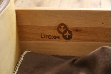 中古　美品　DREXEL HERITAGE(ドレクセルヘリテイジ)　Grand Villa(グランドヴィラ)　照明付きのゴージャスなキャビネット(定価約130万円)(食器棚、カップボード、飾り棚、陳列棚)(R-056798)