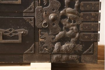 和製アンティーク　立派な打ち出し金具!格式高い和の空間にぴったりな庄内箪笥(衣装箪笥、時代箪笥、和たんす)(R-056801)