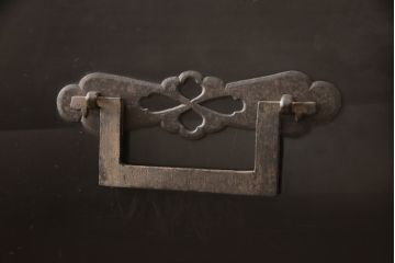 和製アンティーク　立派な打ち出し金具!格式高い和の空間にぴったりな庄内箪笥ローボード(ローチェスト、時代箪笥、和たんす)(R-056802)