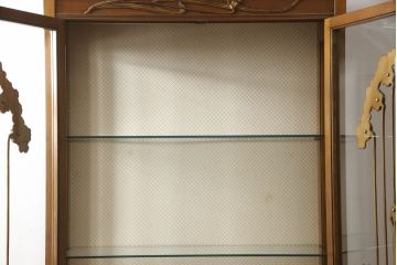 中古　美品　メデア(Medea)　イタリア高級家具　照明付き!エレガントな花の彫刻が美しいガラスキャビネット(ガラスケース、キュリオケース、陳列棚、飾り棚)(定価約178万円)(R-056806)