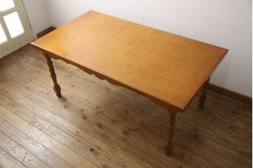 中古　美品　横浜ダニエル(daniel)　ヨーロピアンな装飾が上品なダイニングテーブル(ミッシェルテーブル、4人掛け、6人掛け)(定価約42万円)(R-056817)