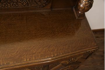 イギリスアンティーク　重厚感たっぷり!華やかな彫刻入りのサイドボード(キャビネット、ダイニングボード、キッチンボード、収納棚)(R-056819)