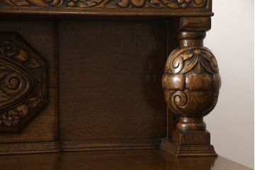 イギリスアンティーク　重厚感たっぷり!華やかな彫刻入りのサイドボード(キャビネット、ダイニングボード、キッチンボード、収納棚)(R-056819)