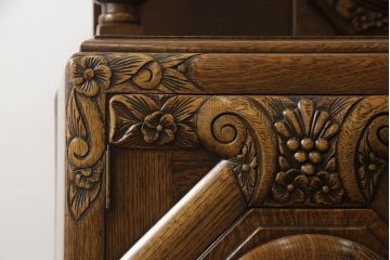 イギリスアンティーク　重厚感たっぷり!華やかな彫刻入りのサイドボード(キャビネット、ダイニングボード、キッチンボード、収納棚)(R-056819)