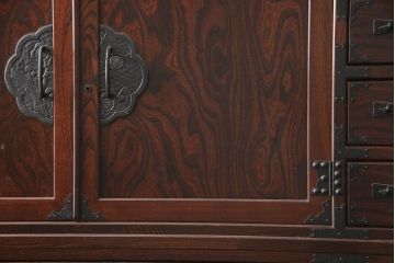中古　美品　国産民芸箪笥　見事な杢目と金具が目を引く重ね箪笥(着物箪笥、整理箪笥、和タンス、キャビネット)(R-056824)