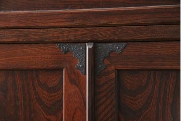 中古　美品　国産民芸箪笥　見事な杢目と金具が目を引く重ね箪笥(着物箪笥、整理箪笥、和タンス、キャビネット)(R-056824)