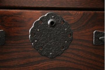 中古　美品　国産民芸箪笥　見事な杢目と金具が目を引く重ね箪笥(着物箪笥、整理箪笥、和タンス、キャビネット)(R-056824)