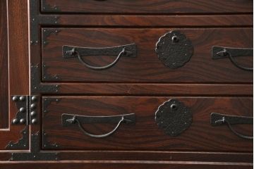 中古　美品　国産民芸箪笥　見事な杢目と金具が目を引く重ね箪笥(着物箪笥、整理箪笥、和タンス、キャビネット)(R-056824)