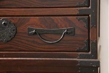 中古　美品　国産民芸箪笥　見事な杢目と金具が目を引く重ね箪笥(着物箪笥、整理箪笥、和タンス、キャビネット)(R-056824)