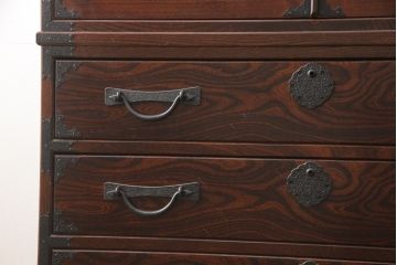 中古　美品　国産民芸箪笥　見事な杢目と金具が目を引く重ね箪笥(着物箪笥、整理箪笥、和タンス、キャビネット)(R-056824)