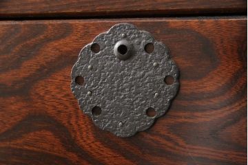 中古　美品　国産民芸箪笥　見事な杢目と金具が目を引く重ね箪笥(着物箪笥、整理箪笥、和タンス、キャビネット)(R-056824)