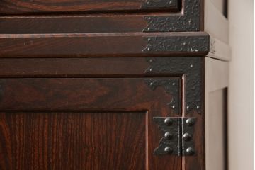 中古　美品　国産民芸箪笥　見事な杢目と金具が目を引く重ね箪笥(着物箪笥、整理箪笥、和タンス、キャビネット)(R-056824)