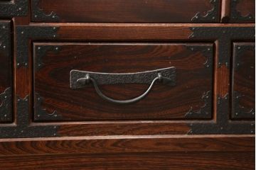 中古　美品　国産民芸箪笥　見事な杢目と金具が目を引く重ね箪笥(着物箪笥、整理箪笥、和タンス、キャビネット)(R-056824)