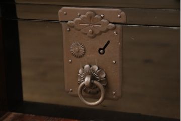 和製アンティーク 立体的で美しい打ち出し金具と漆塗りが目を引く庄内箪笥(時代箪笥、和タンス、引き出し)(R-056831)