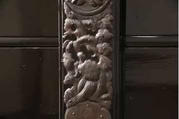 和製アンティーク 立体的で美しい打ち出し金具と漆塗りが目を引く庄内箪笥(時代箪笥、和タンス、引き出し)(R-056831)