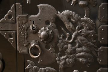和製アンティーク 立体的で美しい打ち出し金具と漆塗りが目を引く庄内箪笥(時代箪笥、和タンス、引き出し)(R-056831)