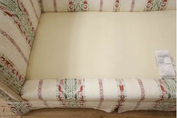 中古　美品　IDC大塚家具取り扱い　アメリカ　ハーデン(Harden)社　おしゃれな布張りのクラシックな3人掛けソファ(ベンチ、3Pソファ)(定価約60万円)(R-056854)