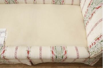 中古　美品　IDC大塚家具取り扱い　アメリカ　ハーデン(Harden)社　おしゃれな布張りのクラシックな3人掛けソファ(ベンチ、3Pソファ)(定価約60万円)(R-056854)