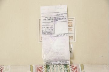 中古　美品　IDC大塚家具取り扱い　アメリカ　ハーデン(Harden)社　おしゃれな布張りのクラシックな3人掛けソファ(ベンチ、3Pソファ)(定価約60万円)(R-056854)