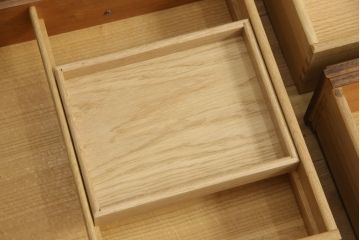 中古　美品　DREXEL HERITAGE(ドレクセルヘリテイジ)　FRANCESCA(フランチェスカ)シリーズ　浅めの引き出しが付いた上質なチェスト(サイドチェスト、タンス)(定価約84万円)(R-056859)