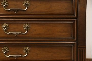 中古　美品　DREXEL HERITAGE(ドレクセルヘリテイジ)　FRANCESCA(フランチェスカ)シリーズ　浅めの引き出しが付いた上質なチェスト(サイドチェスト、タンス)(定価約84万円)(R-056859)