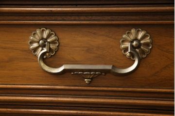 中古　美品　DREXEL HERITAGE(ドレクセルヘリテイジ)　FRANCESCA(フランチェスカ)シリーズ　浅めの引き出しが付いた上質なチェスト(サイドチェスト、タンス)(定価約84万円)(R-056859)