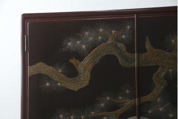 中古　最高級!　総漆塗り　美しい松の漆絵が入った総桐箪笥(和タンス、衣装箪笥、桐タンス)(定価約200万円)(R-056867)
