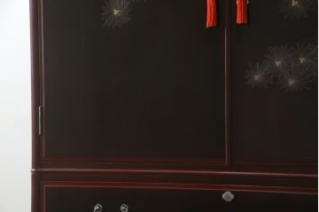 中古　最高級!　総漆塗り　美しい松の漆絵が入った総桐箪笥(和タンス、衣装箪笥、桐タンス)(定価約200万円)(R-056867)