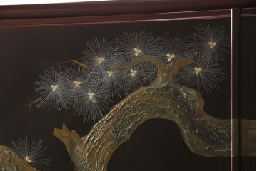 中古　最高級!　総漆塗り　美しい松の漆絵が入った総桐箪笥(和タンス、衣装箪笥、桐タンス)(定価約200万円)(R-056867)