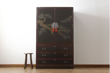 中古　最高級!　総漆塗り　美しい松の漆絵が入った総桐箪笥(和タンス、衣装箪笥、桐タンス)(定価約200万円)(R-056868)