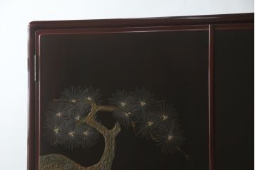 中古　最高級!　総漆塗り　美しい松の漆絵が入った総桐箪笥(和タンス、衣装箪笥、桐タンス)(定価約200万円)(R-056868)