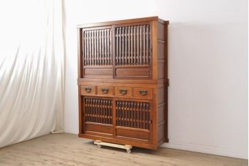中古　美品　高級品　総栗ムク材　国産手造り　和風のキッチンやダイニングに!格子引き戸の水屋箪笥(食器棚、キャビネット、戸棚、収納棚)(R-056894)