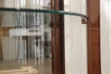 中古　美品　イタリア家具　上品な象嵌入り!半円型の小ぶりなガラスケース(キャビネット、ショーケース、陳列棚、ディスプレイ什器)(R-056897)