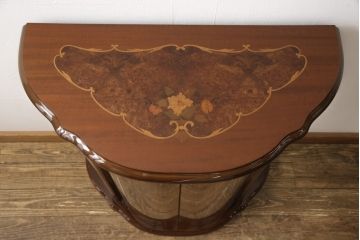 中古　美品　イタリア家具　上品な象嵌入り!半円型の小ぶりなガラスケース(キャビネット、ショーケース、陳列棚、ディスプレイ什器)(R-056897)