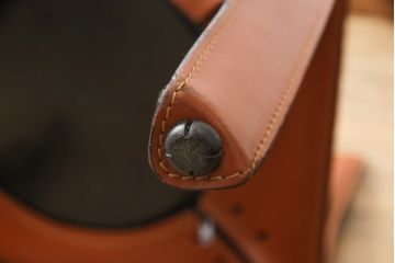 中古　Cassina(カッシーナ)　412　CAB(キャブ)　MARIO BELLINI(マリオベリーニ)　チャイナレッドカラー　空間のアクセントになるアームレスチェア(ダイニングチェア)(定価約21万円)(R-056898)