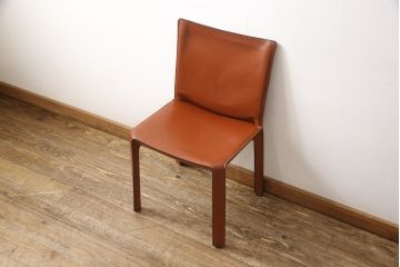 中古　Cassina(カッシーナ)　412　CAB(キャブ)　MARIO BELLINI(マリオベリーニ)　チャイナレッドカラー　空間のアクセントになるアームレスチェア(ダイニングチェア)(定価約21万円)(R-056899)