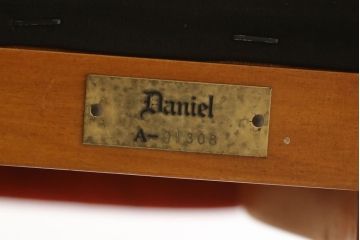 中古　横浜ダニエル(daniel)　ヨーロピアンなデザインが素敵なブーツワイドアームチェア(1人掛けソファ、ラウンジチェア、椅子)(定価約30万円)(R-056912)