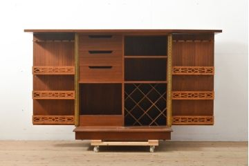 中古　ヨーロッパ高級輸入家具　上手物　ワインラックに活躍!　チーク材製のクラシカルなサーバー(サービス台、バーカウンター、カウンターテーブル、サイドボード)(R-056928)
