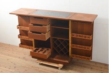 中古　ヨーロッパ高級輸入家具　上手物　ワインラックに活躍!　チーク材製のクラシカルなサーバー(サービス台、バーカウンター、カウンターテーブル、サイドボード)(R-056928)