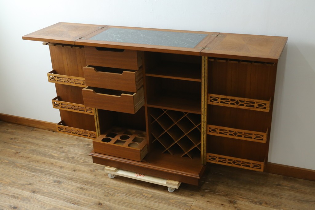 中古　ヨーロッパ高級輸入家具　上手物　ワインラックに活躍!　チーク材製のクラシカルなサーバー　(R-056928)