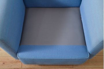 和製ビンテージ　四角い木製脚付きのレトロな1人掛けソファ(アームソファ、1Pソファ、ヴィンテージ)(R-056933)